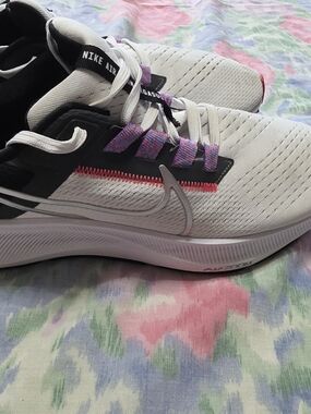 Nike Women’s White Athletic Shoes with Black and Pink Accents